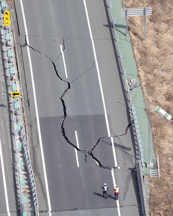地震の影響で亀裂ができた常磐自動車道の路面＝2022年3月17日10時23分、福島県新地町で