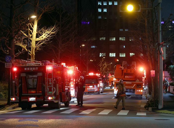 地震直後に出動した消防車両や作業にあたる消防隊員＝2022年3月17日午前1時33分、東京・霞ヶ関で