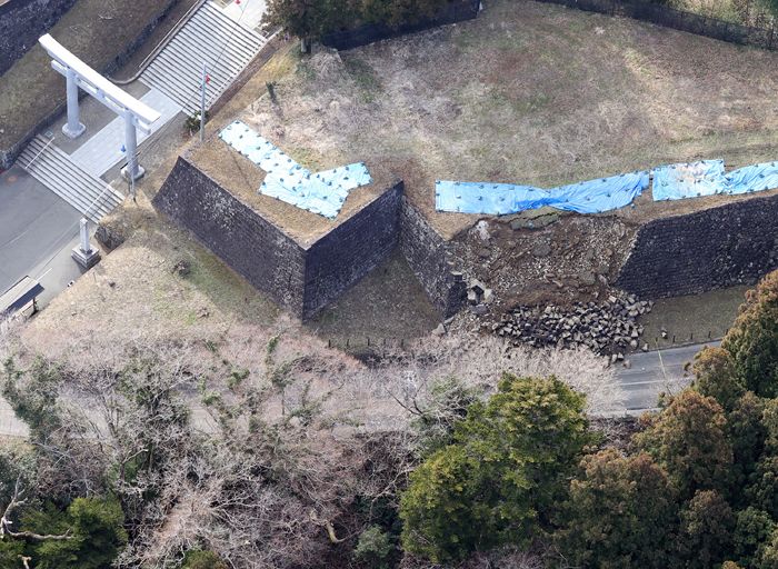 地震の影響で一部が崩落した仙台城跡の石垣＝2022年3月17日午前8時7分、仙台市青葉区で