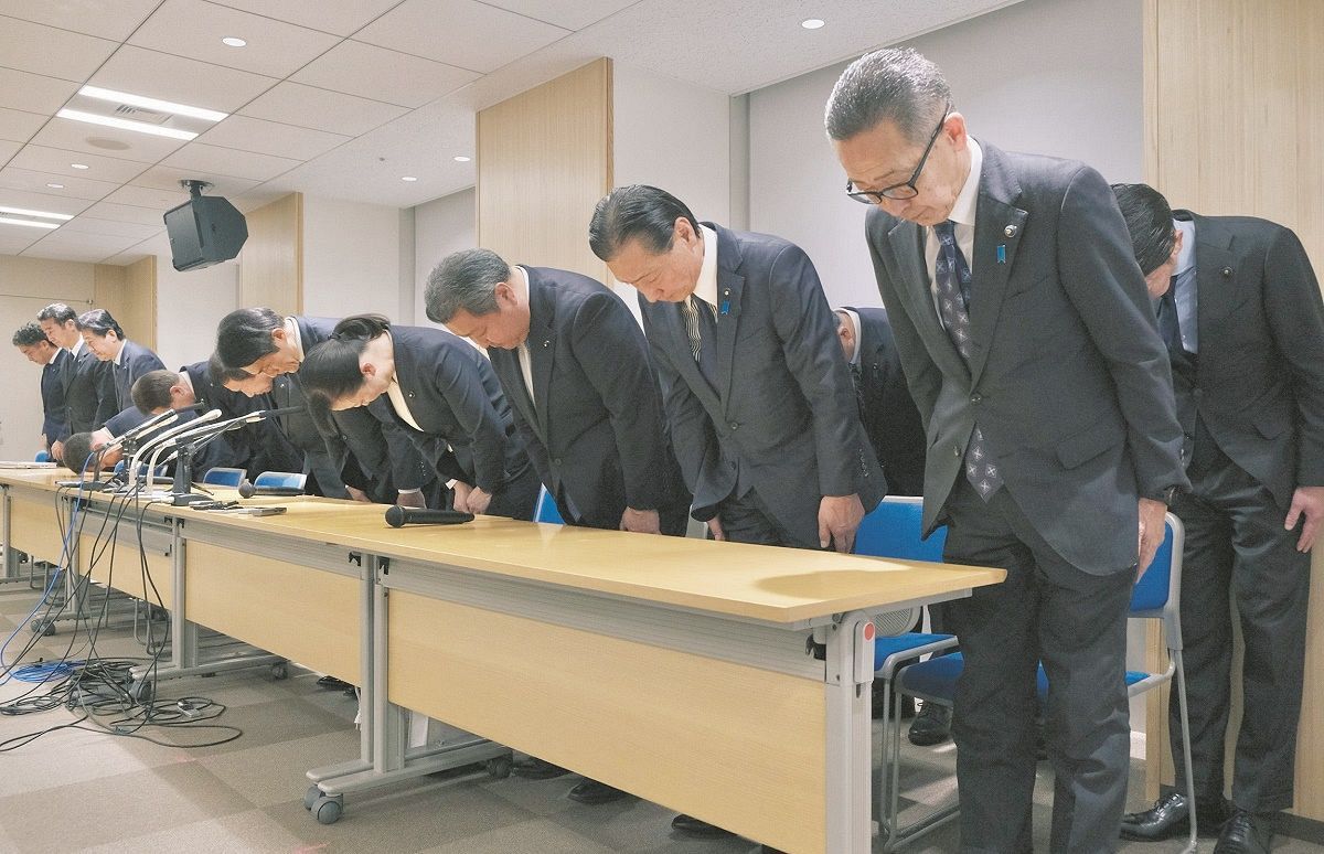 裏金問題の調査結果を発表する記者会見で、頭を下げる「都議会自民党」の議員ら＝1月23日、東京都庁で（坂本亜由理撮影）
