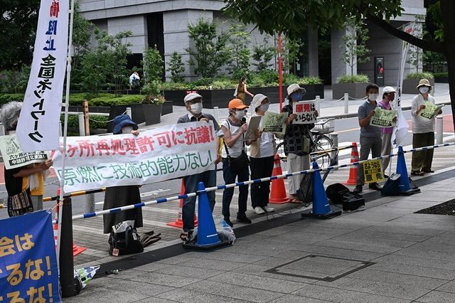 再処理工場の新規制基準適合に抗議する市民ら＝29日、東京・六本木で