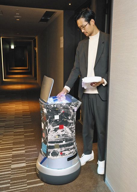 利用客と非接触でタオルなどの備品を届けてくれるデリバリーロボット＝渋谷区の渋谷ストリームエクセルホテル東急で