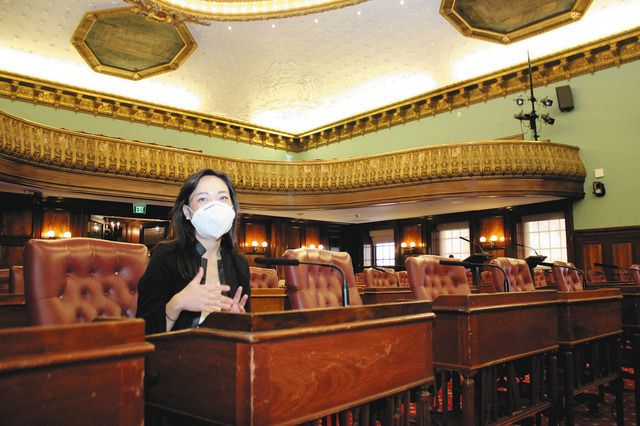 ２月、女性議員が６割を占めるニューヨーク市議会の自席で抱負を語る新人議員のリンダ・リーさん