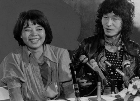 １９７３年９月、内田裕也（右）と婚約発表記者会見＝東京都港区で