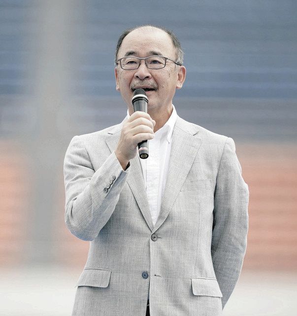 ＮＡＧＡＳＥカップ開会式であいさつをする朝倉研二社長＝東京・駒沢陸上競技場で（長瀬産業提供） 