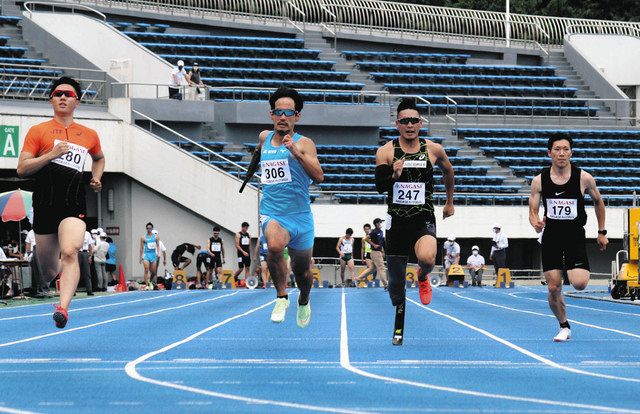 障害の有無の区分のない男子100メートルで競い合う井谷（右から2人目）ら＝東京・駒沢陸上競技場で 