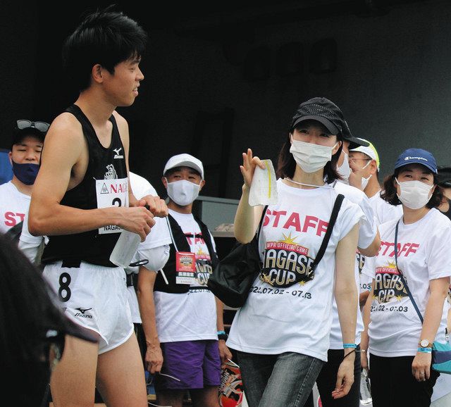 ボランティアで運営を支える社員ら＝東京・駒沢陸上競技場で 