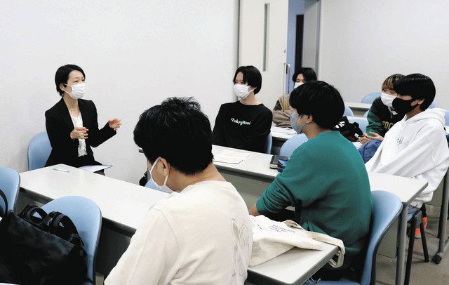 政治活動のやりがいや収入面などについて、現役の地方議員（左）から話を聞く学生たち＝さいたま市緑区の浦和大で
