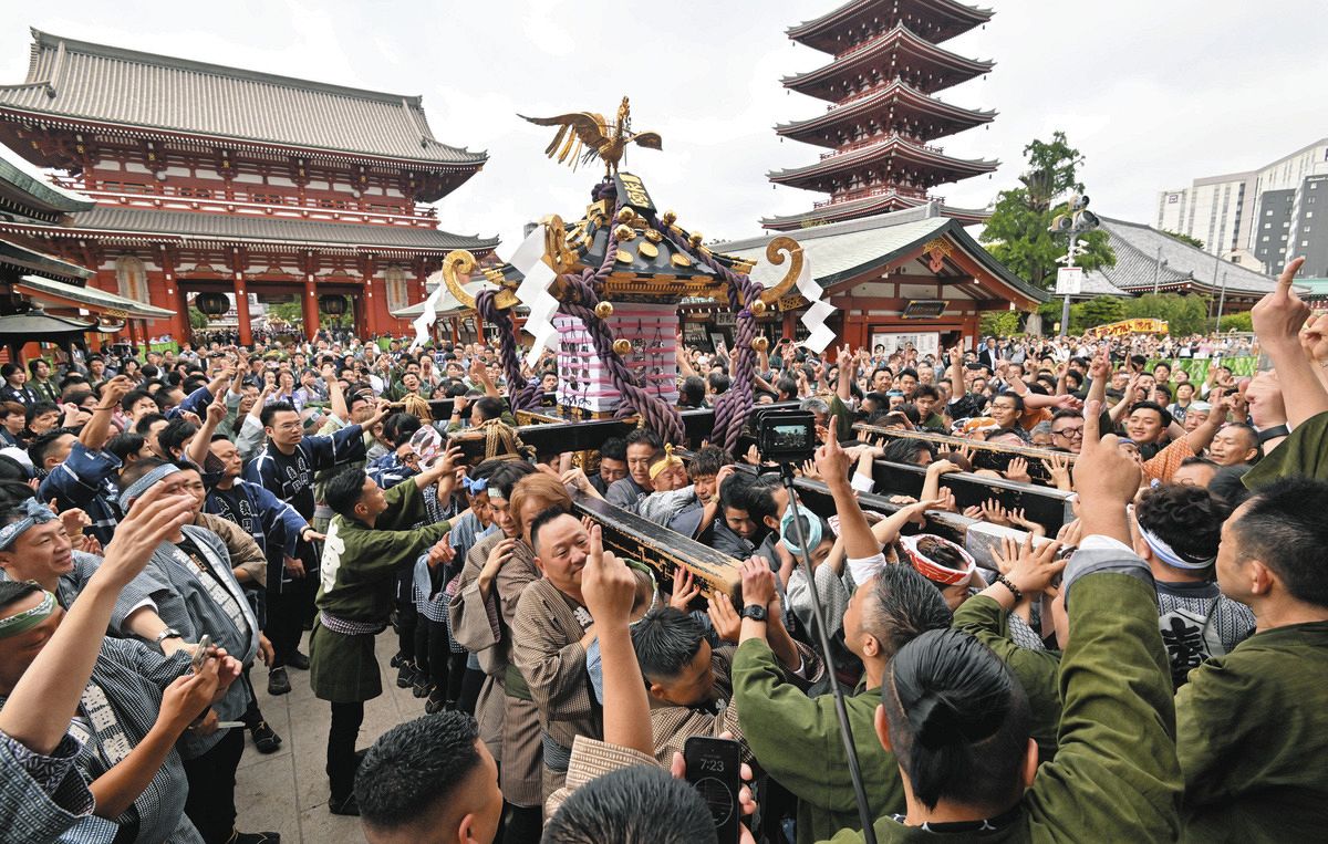 思った以上のハードさ」と見物客も驚いた三社祭の「宮出し」 1000人を
