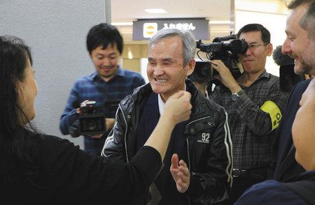 サハリンから到着し、出迎えた支援者に駆け寄る平沼ニコライさん（右）＝１８日、成田空港で