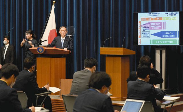 記者会見する菅首相＝２８日午後、首相官邸で