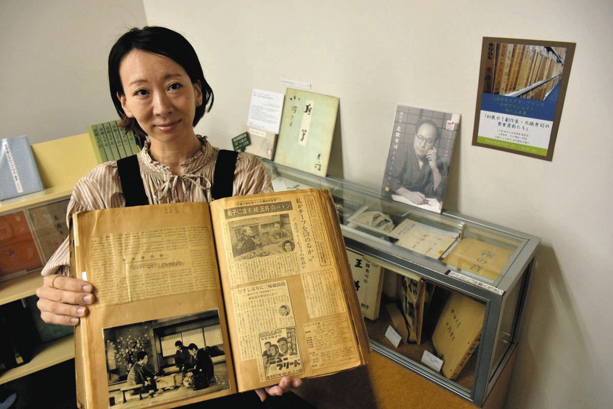 劇作家・北條秀司の足跡 スクラップ帳を次世代へ 進む劣化、所蔵図書館 
