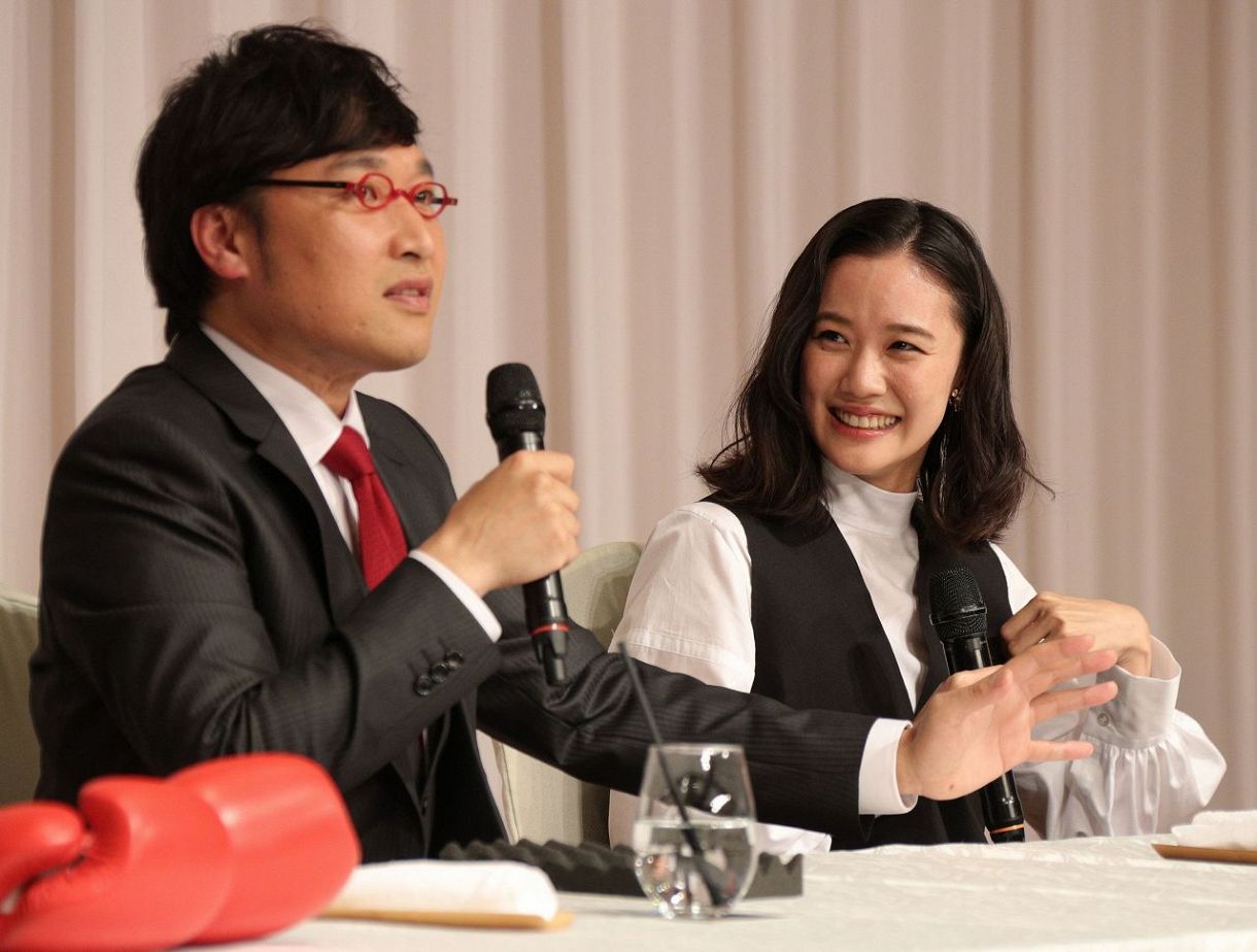 会見で結婚を発表する山里亮太（左）と蒼井優＝2019年6月5日、都内のホテルで