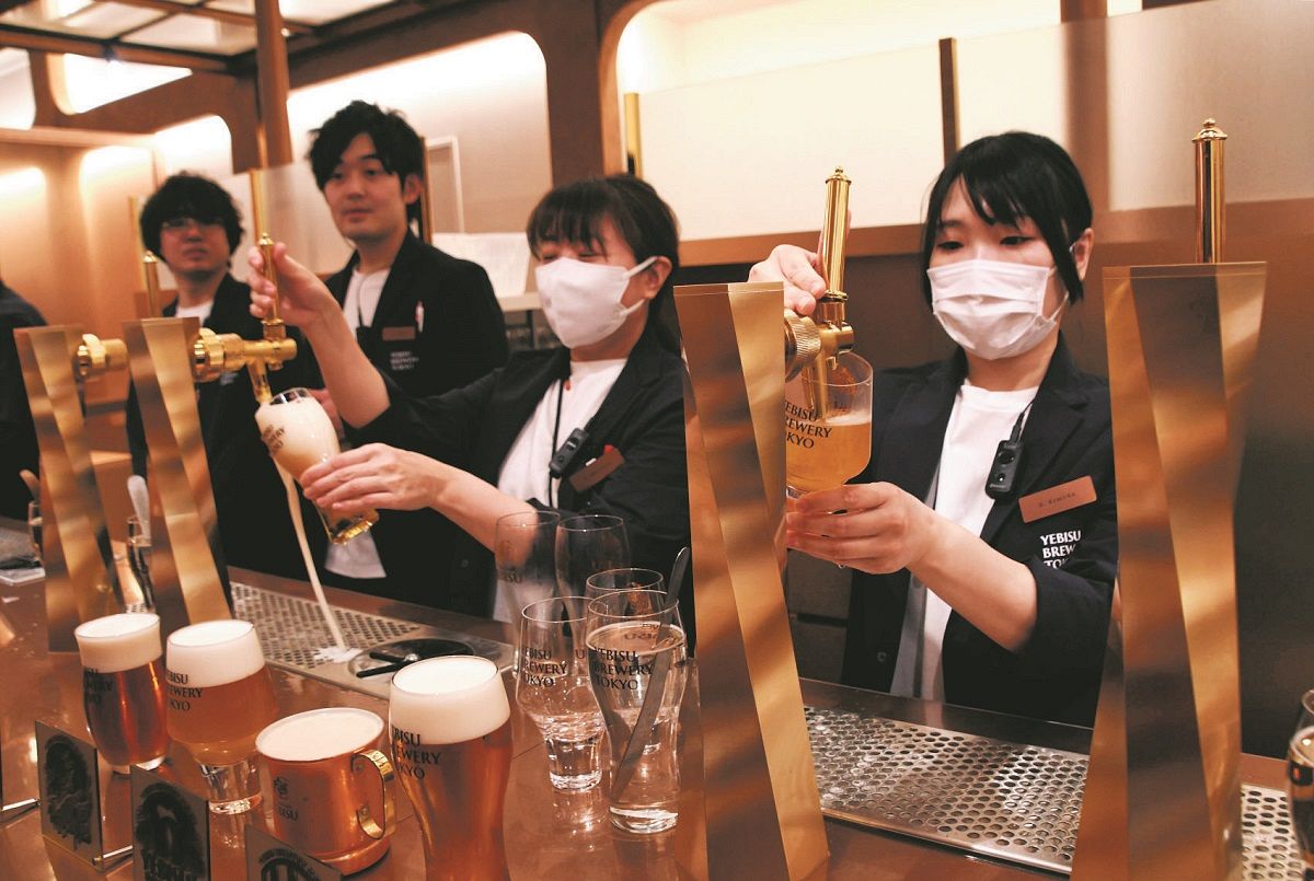現地醸造された限定ビールが味わえるカウンター＝東京都渋谷区恵比寿で