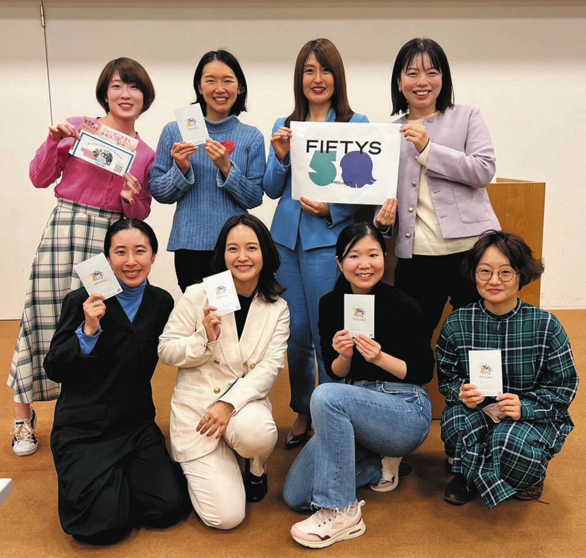 4月5日に開かれた報告会に登壇した東京都内の市区議員8人（FIFTYS PROJECT提供）