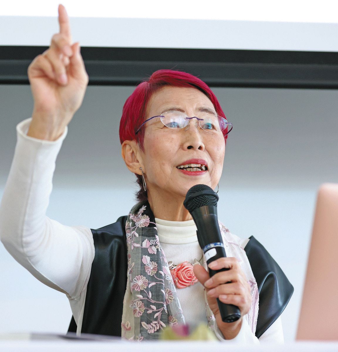 地方政治やフェミニズムについて講演を行う上野千鶴子さん