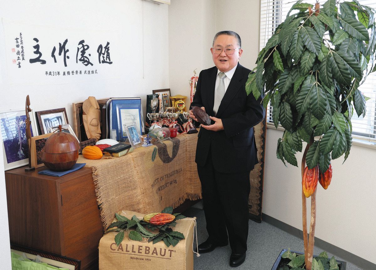 チョコレートの製造について話す芥川製菓社長の芥川仁史さん＝いずれも豊島区で