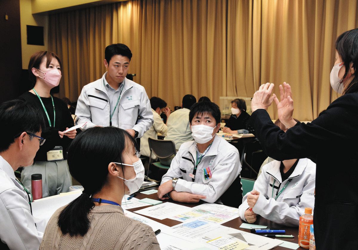 ペット同行避難の図上訓練で真剣な表情で意見を述べ合う市職員ら＝柏市で 