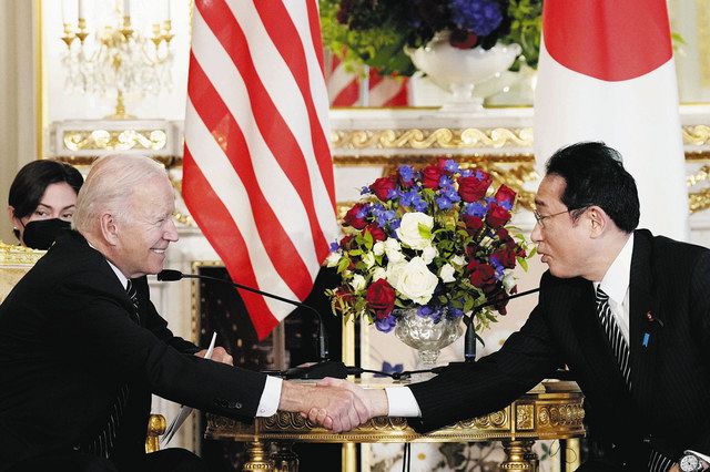首脳会談で握手する岸田首相（右）とバイデン米大統領＝23日、東京・元赤坂の迎賓館で（代表撮影）