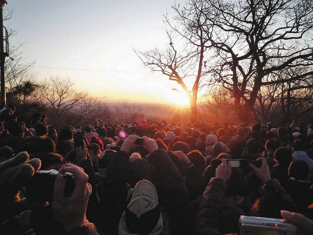 山頂で初日の出を撮影する観光客ら（2010年正月）