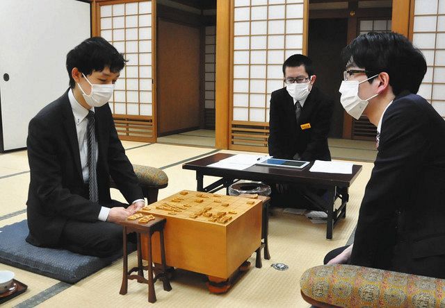 紅組では、全勝の澤田真吾七段（左）に豊島将之竜王（右）がストップをかけ、３人が１敗で並んだ ＝大阪市の関西将棋会館で
