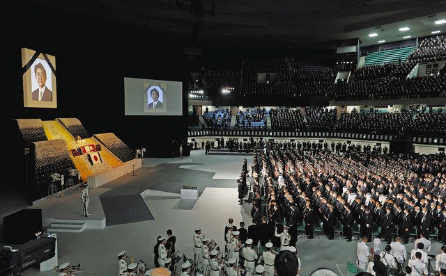 安倍晋三元首相の国葬会場に集まった多くの参列者ら＝２７日午後、東京都千代田区の日本武道館で