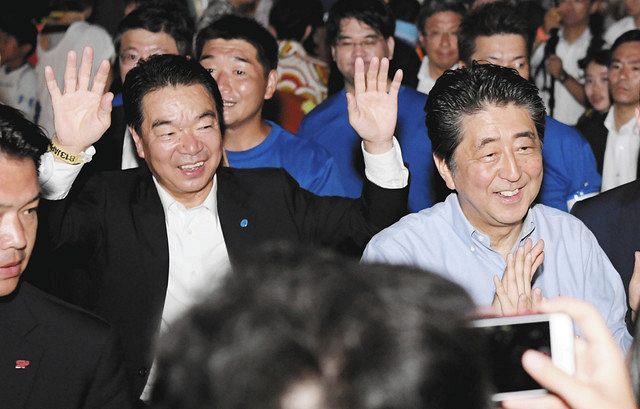 ２０１９年８月、山口県下関市の関門海峡花火大会を訪れた安倍前首相と配川博之公設第１秘書（左）