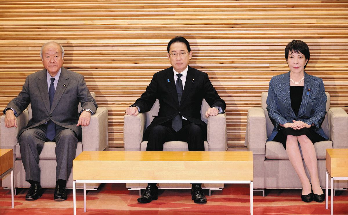 閣議に臨む（左から）鈴木財務相、岸田首相、高市経済安保相