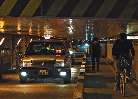 タクシーも人も自転車も天井すれすれに通る港区のおばけガード（高輪橋架道橋）