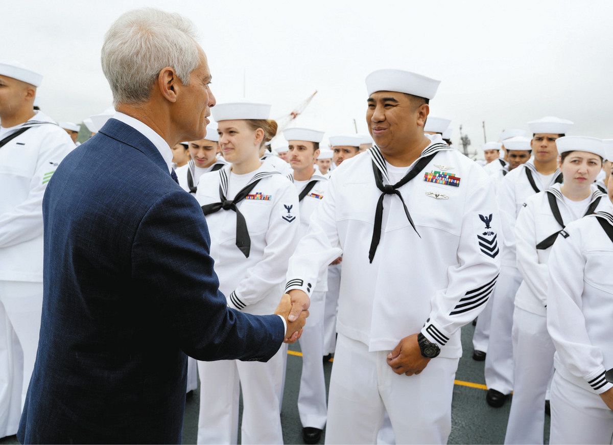 US Ambassador to Japan Emanuel (left) congratulates the crew, both in Yokosuka City.
