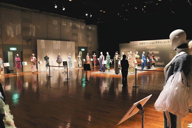 公開展示された受賞、入選作品＝荒川区で（いずれも区提供） 