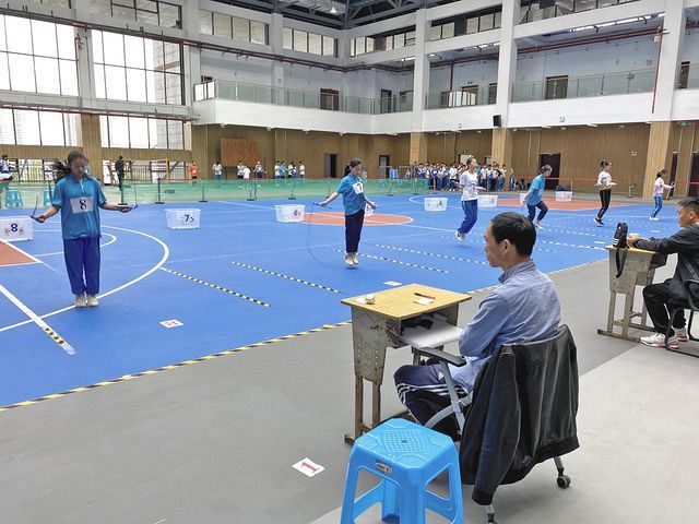 貴陽市で、ＩＣチップがくみ込まれた縄跳びを使って体育の試験をする生徒たち