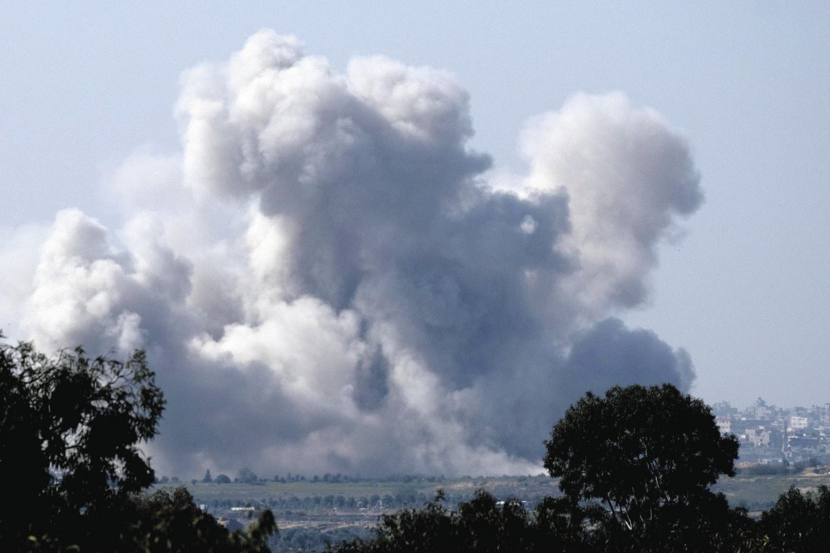 19日、イスラエル軍の攻撃後、パレスチナ自治区ガザで立ち上る煙＝AP