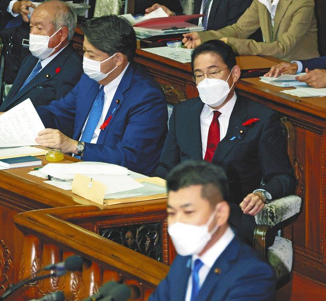 衆院本会議で立憲民主党の泉代表（手前）の代表質問を聞く岸田首相（右）