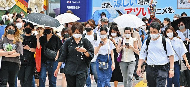 厳しい暑さの中、マスク姿で歩く人たち＝２０日、東京都渋谷区で（由木直子撮影）