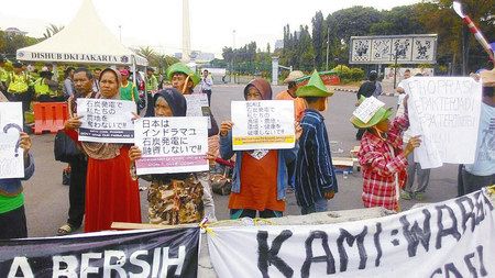 国際協力機構（ＪＩＣＡ）が支援するインドネシアの石炭火力発電所事業に抗議する人々＝２０１７年１月、インドネシア・インドラマユ県で（ＷＡＬＨＩ　ＩＮＤＯＮＥＳＩＡ、気候ネットワーク提供）