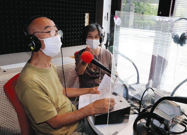 ラジオブースから自治会情報を届ける林さん（左）と藤山さん＝東久留米市で