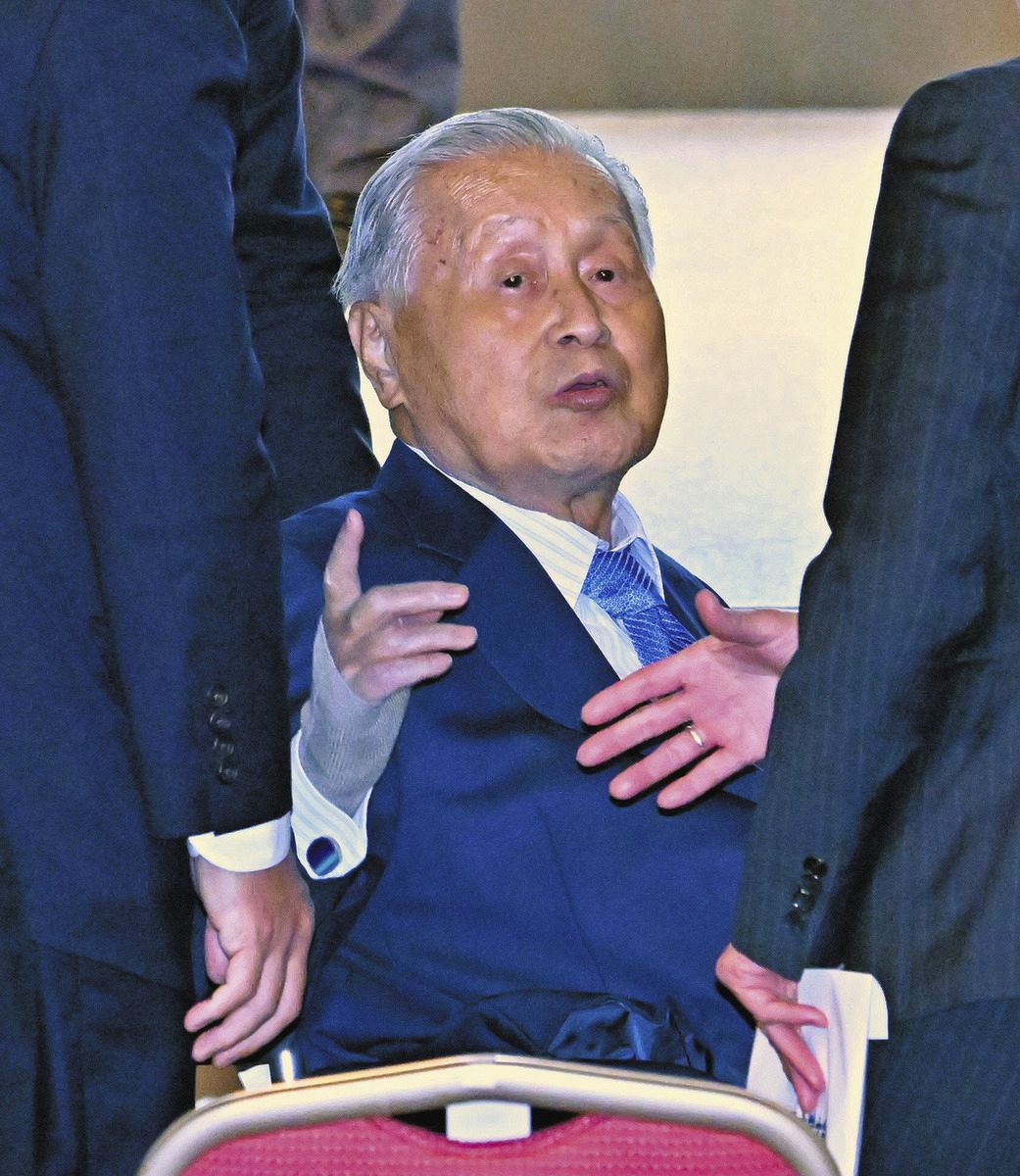 第91回自民党大会を終え会場を引き揚げる森喜朗元首相＝17日、東京都内のホテルで