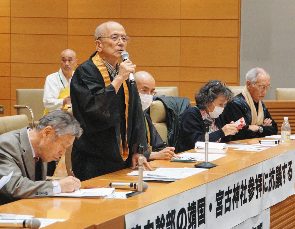 集会であいさつする石川勇吉さん（右から4人目）