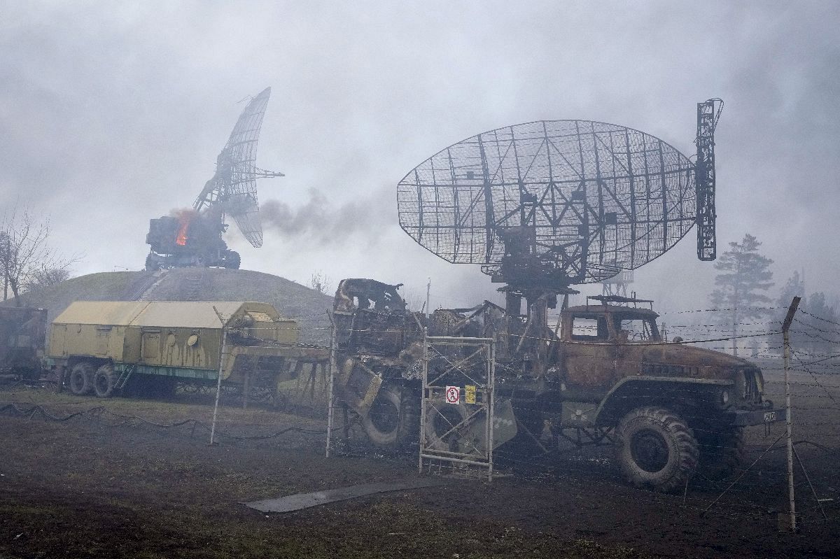 24日、ウクライナ・マリウポリ郊外の軍事施設で、損害を受けたレーダー＝AP