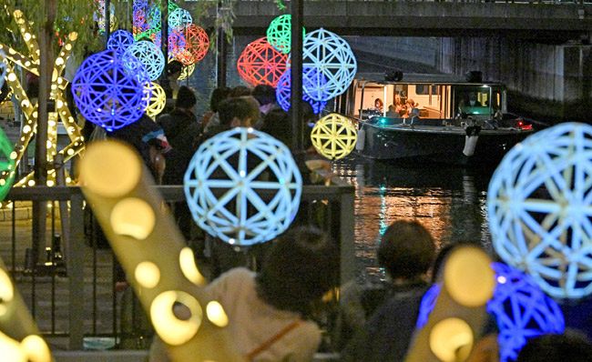 飛騨高山レトロミュージアム完成品 展示台ミゼットも似合う風景 LED照明灯有り 竹あかり」の中で水上コンサート：東京新聞デジタル