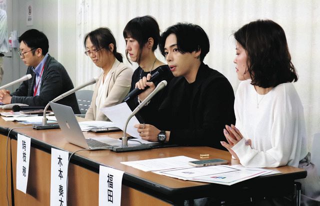 トランスジェンダーの現状や法案への考えを話す木本奏太さん（右から2人目）ら