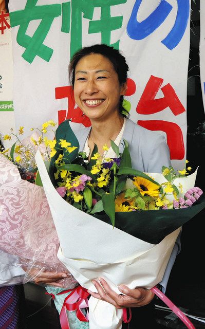 当選を決め、花束を手に笑顔を見せる岸本聡子さん