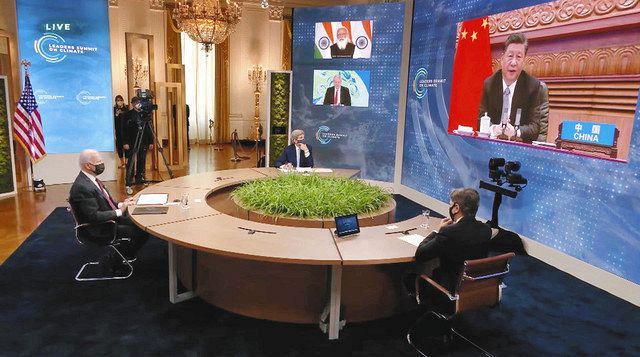２２日、オンライン形式で開かれた気候変動サミットに出席したバイデン米大統領（左端）。右の画面は中国の習近平国家主席（共同）