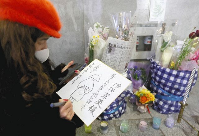 托鉢の僧・崇英さん 惜別の花束撤去 銀座・和光本館前で友人ら「気持ち