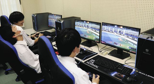 専用のパソコンとゲーミングチェアを使い、全国大会に向けてゲームの腕を磨く国際学院高校ｅスポーツ部の部員たち＝伊奈町で