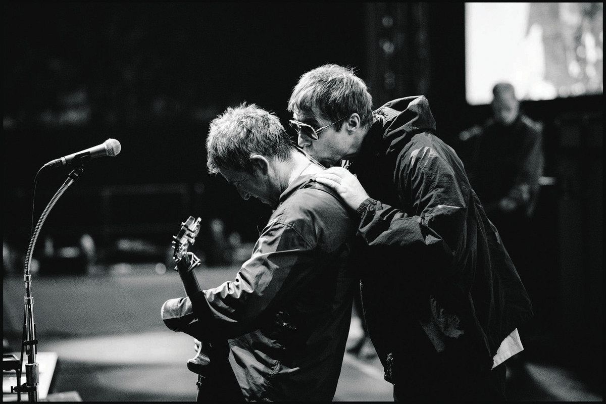 オアシス16年ぶり再結成、来日公演で見せた「兄弟愛」〈LIVEみてきた