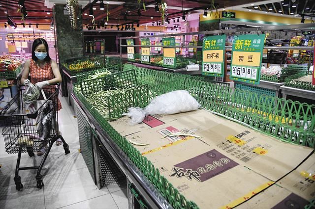 １４日、売り切れが目立つ北京市内のスーパーの野菜売り場＝共同
