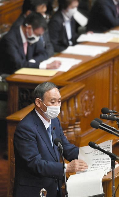 衆院本会議で所信表明演説をする菅首相＝２６日午後