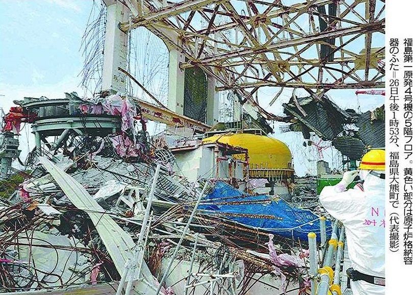 福島第一原発公開 建屋内ルポ 4号機依然危うさ 吹き飛んだがれき